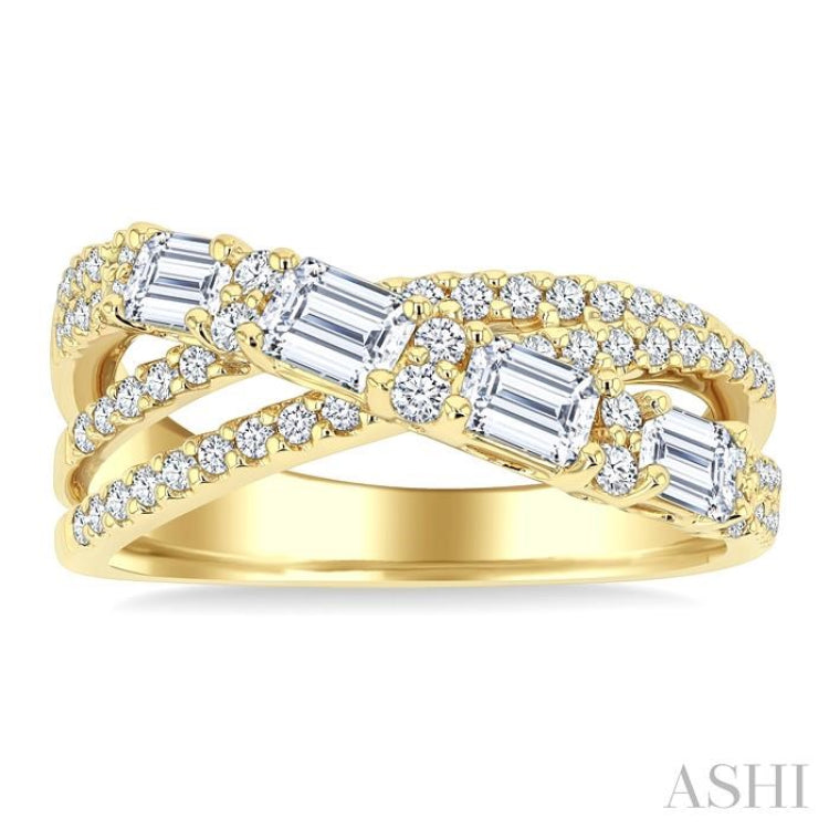 1 1/4 Ctw Emerald and Round Cut Diamond Split Crossover Fashion Ring in 14K Yellow Gold