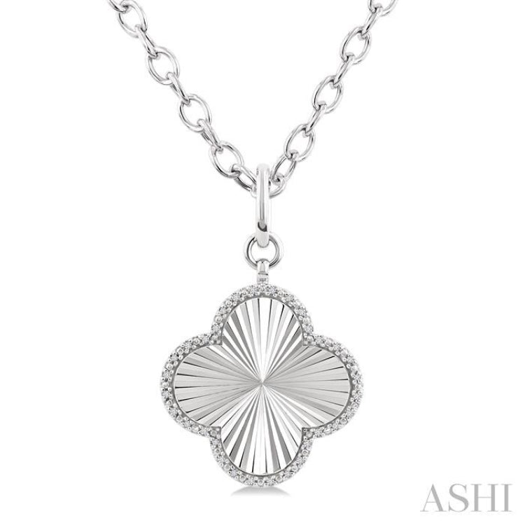1/10 Ctw Clover Fluted Medallion Round Cut Diamond Pirouette Pendant With Chain in Sterling Silver