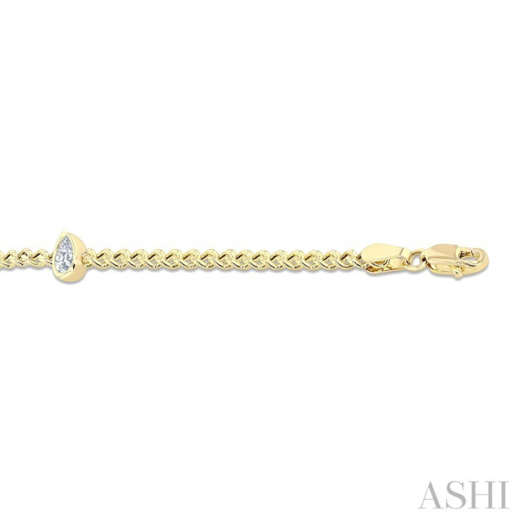 1/4 Ctw Pear Cut Diamond Curb Link Bracelet in 14K Yellow Gold
