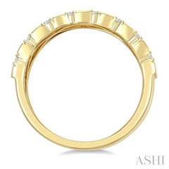 1 1/10 Ctw Grid Pattern Baguette and Round Cut Diamond Fashion Band in 14K Yellow Gold