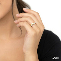 1/2 Ctw Bold V-Shaped Center Marquise and Round Cut Diamond Fashion Band in 14K Yellow Gold