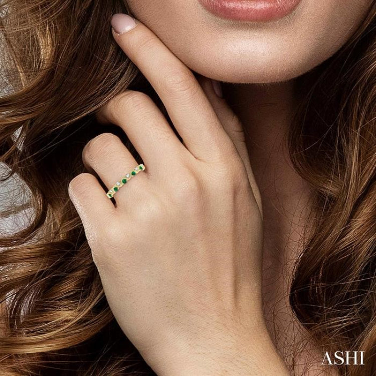 1.8 MM Emerald and 1/6 Ctw Round Cut Diamond Precious Waves Wedding Band in 14K Yellow Gold