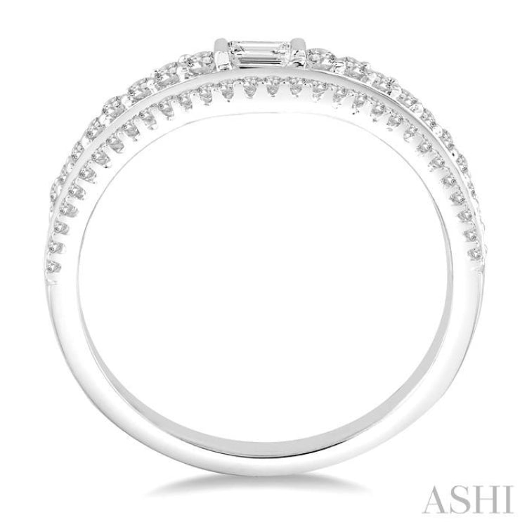 1/3 Ctw Step Shank Baguette Center Round Cut Diamond Wedding Band in 14K White Gold