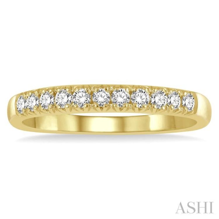 1/4 Ctw 11 Stone Round Cut Diamond Wedding Band in 14K Yellow Gold