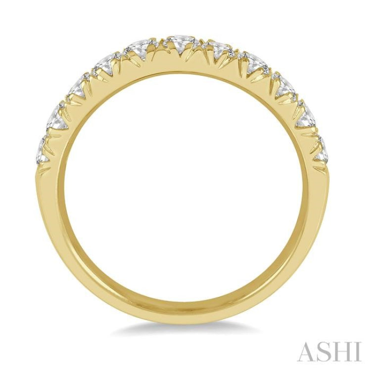 1/2 Ctw 11 Stone Round Cut Diamond Wedding Band in 14K Yellow Gold