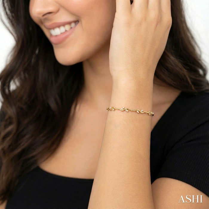 1/4 Ctw Leaf Accent Wavy Link Round Cut Diamond Fashion Bracelet in 10K Yellow Gold