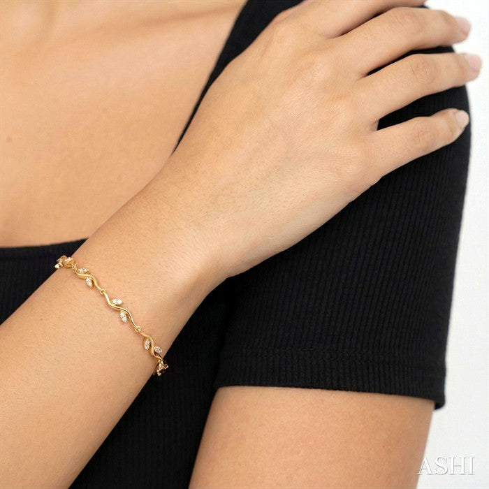 1/4 Ctw Leaf Accent Wavy Link Round Cut Diamond Fashion Bracelet in 10K Yellow Gold