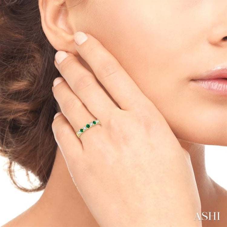 2.6 MM Emerald and 1/4 Ctw Round Cut Diamond Precious Wedding Band in 14K Yellow Gold