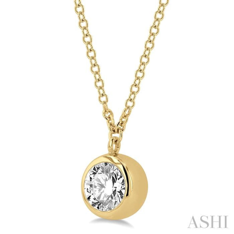 1/2 Ctw Round Cut Diamond Pendant With Chain in 14K Yellow Gold